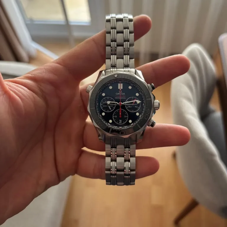 Elde tutulan Omega Seamaster kronograf, çelik bilezik