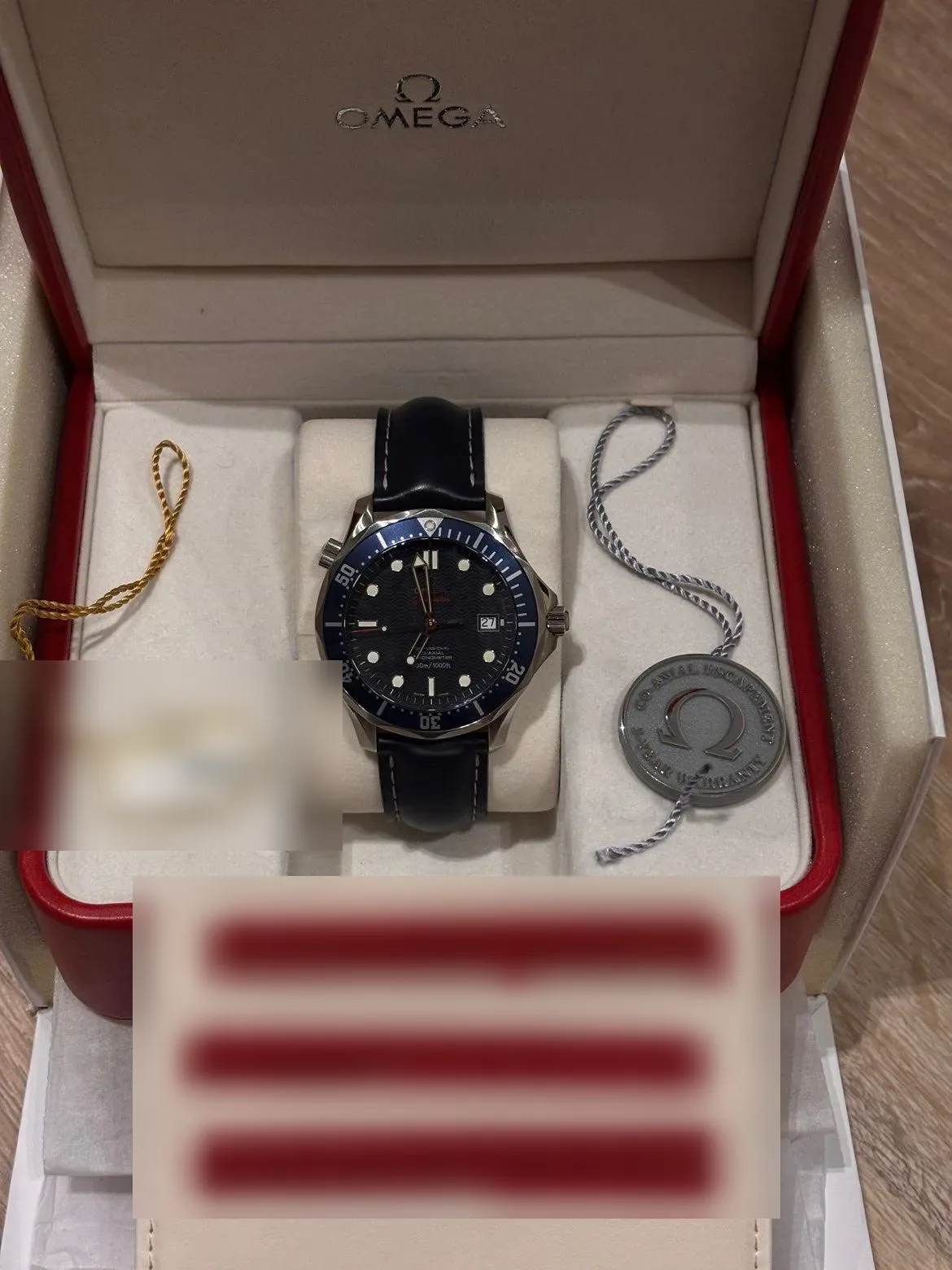 Kutusunda lacivert lünetli ve lacivert kadranlı Omega Seamaster Diver 300M, deri kayış