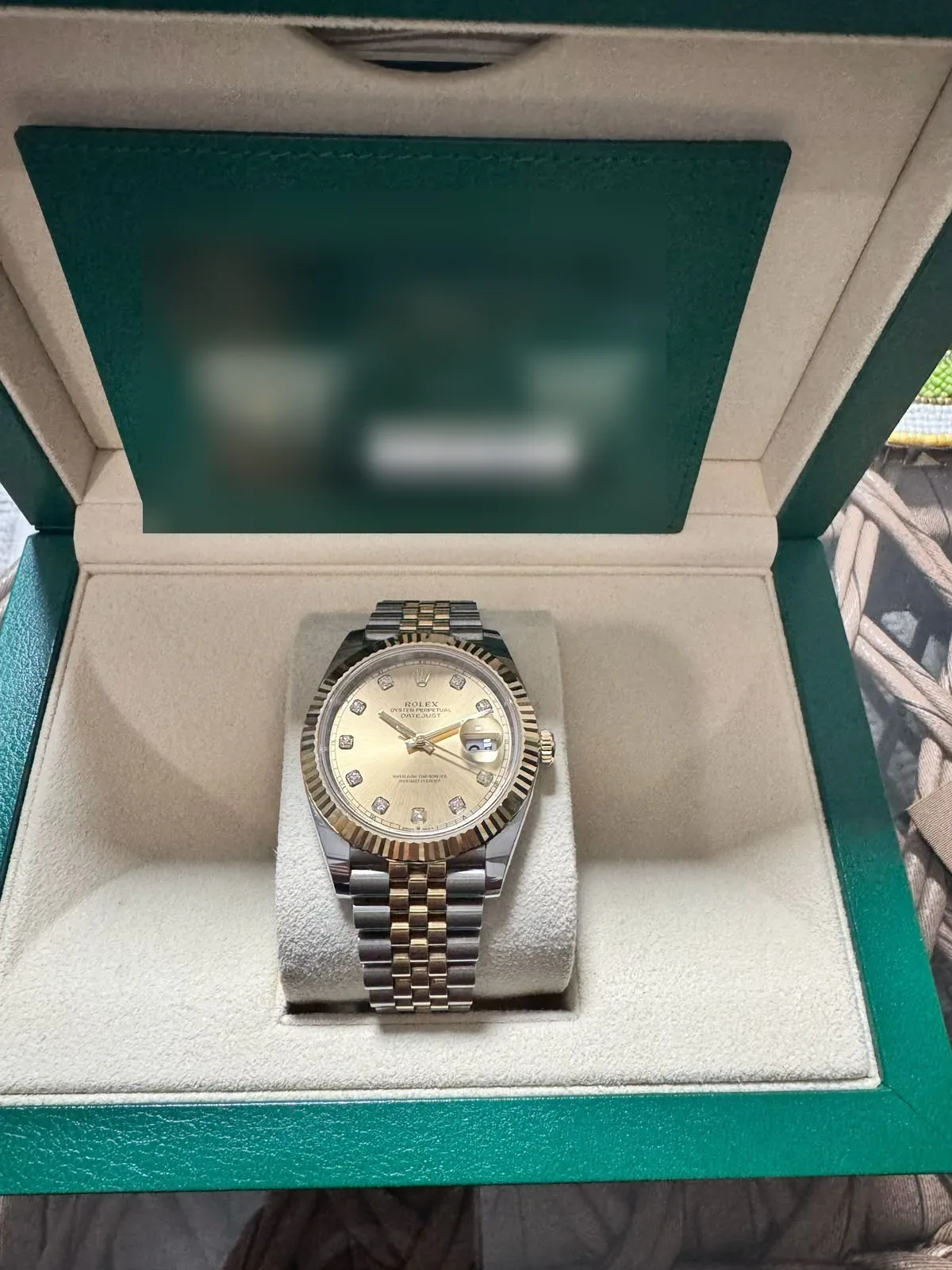 Kutusunda çelik-altın Rolex Datejust, şampanya kadran ve garanti kartı