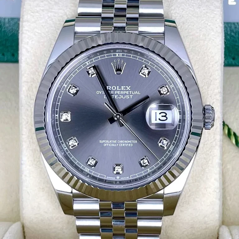 Gri, pırlanta işaretli kadranlı Rolex Datejust, yakın çekim