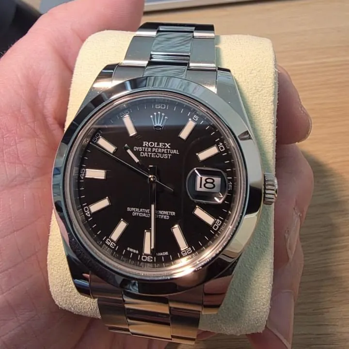 Elde tutulan siyah kadranlı Rolex Datejust, Oyster bilezik