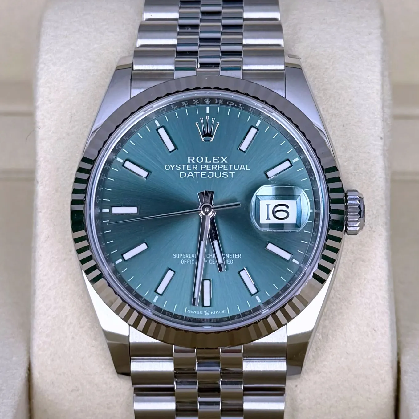 Yeşil kadranlı Rolex Datejust, tırtıklı lünet ve Jubilee bilezik