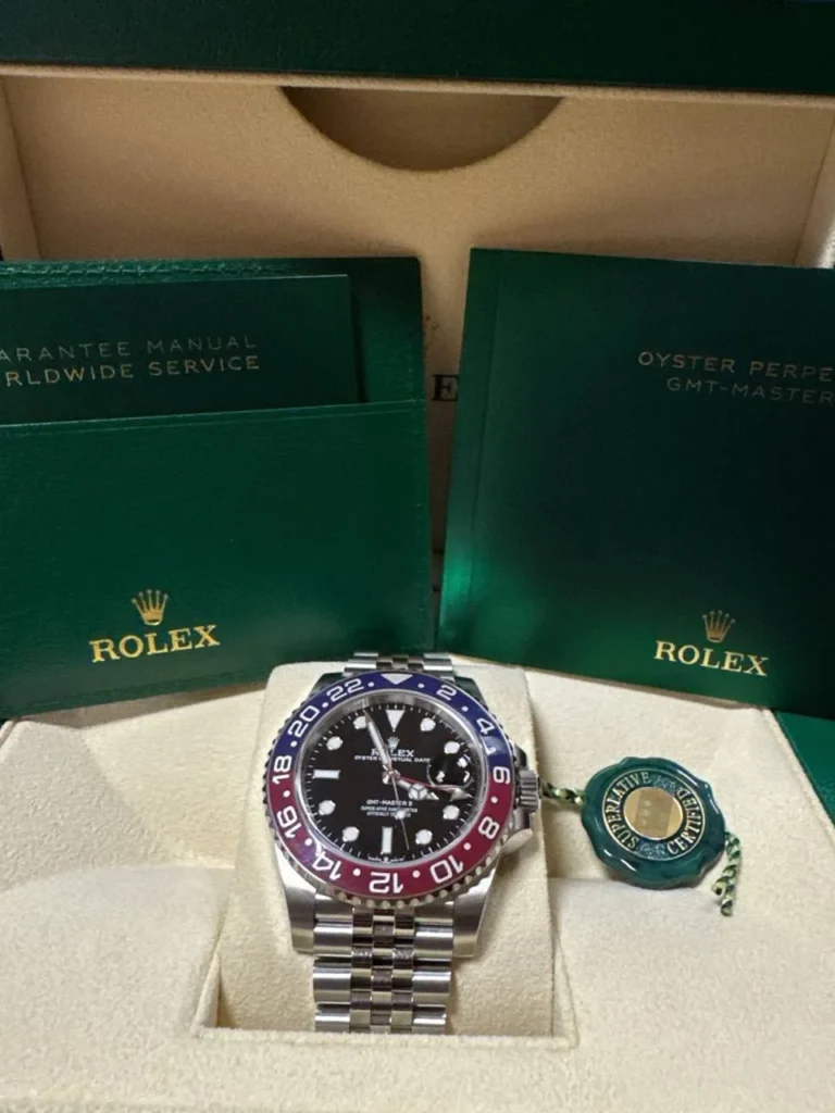 Kırmızı-mavi lünetli Rolex GMT-Master II, kutu ve belgeleriyle
