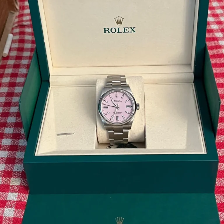 Pembe kadranlı Rolex Oyster Perpetual, orijinal kutusunda