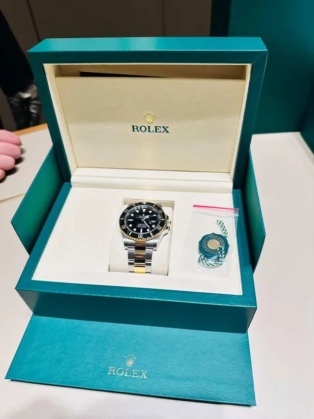 Orijinal yeşil kutusunda çelik-altın Rolex Submariner