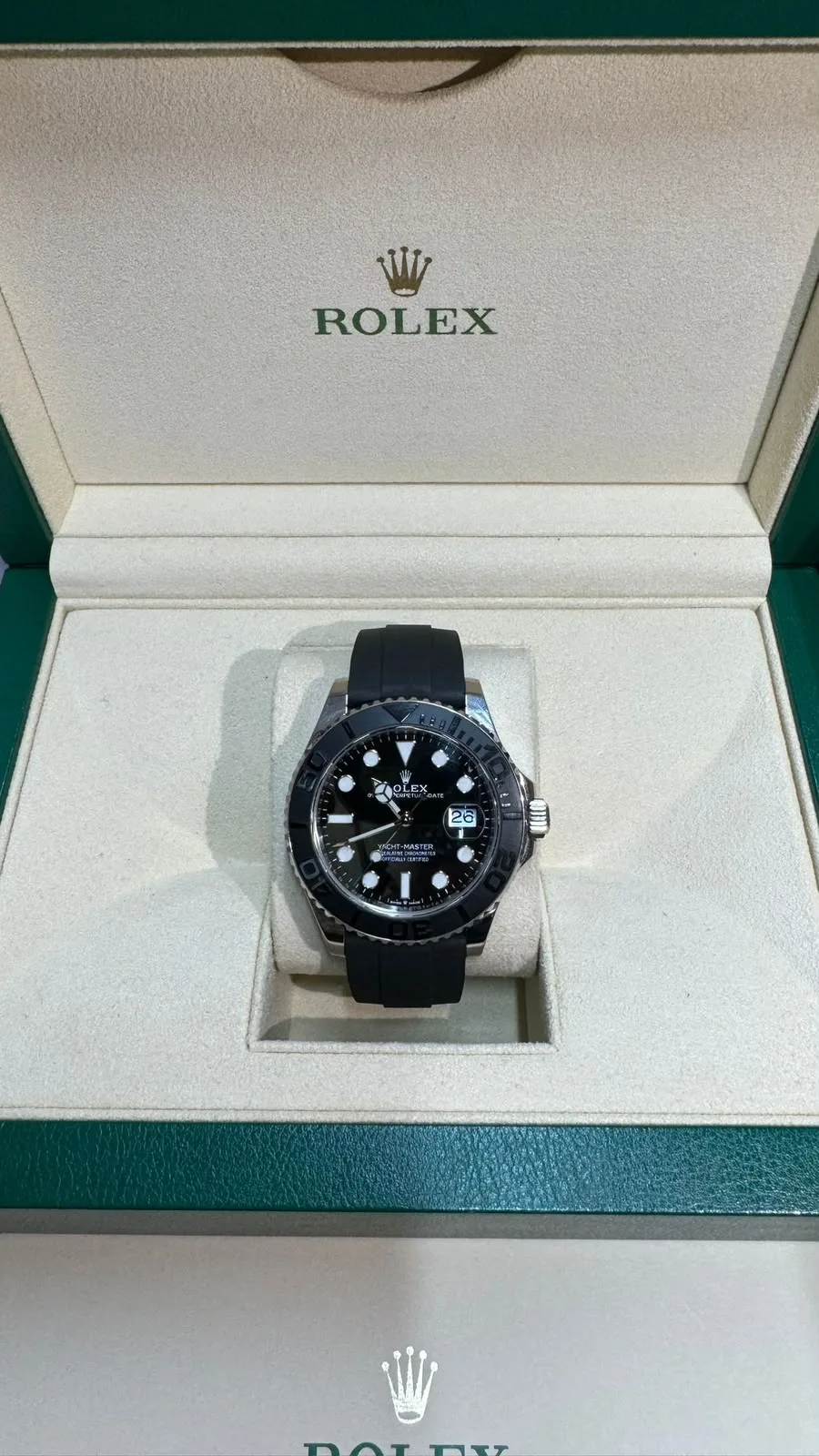 Kutusunda kauçuk kordonlu siyah Rolex Yacht-Master