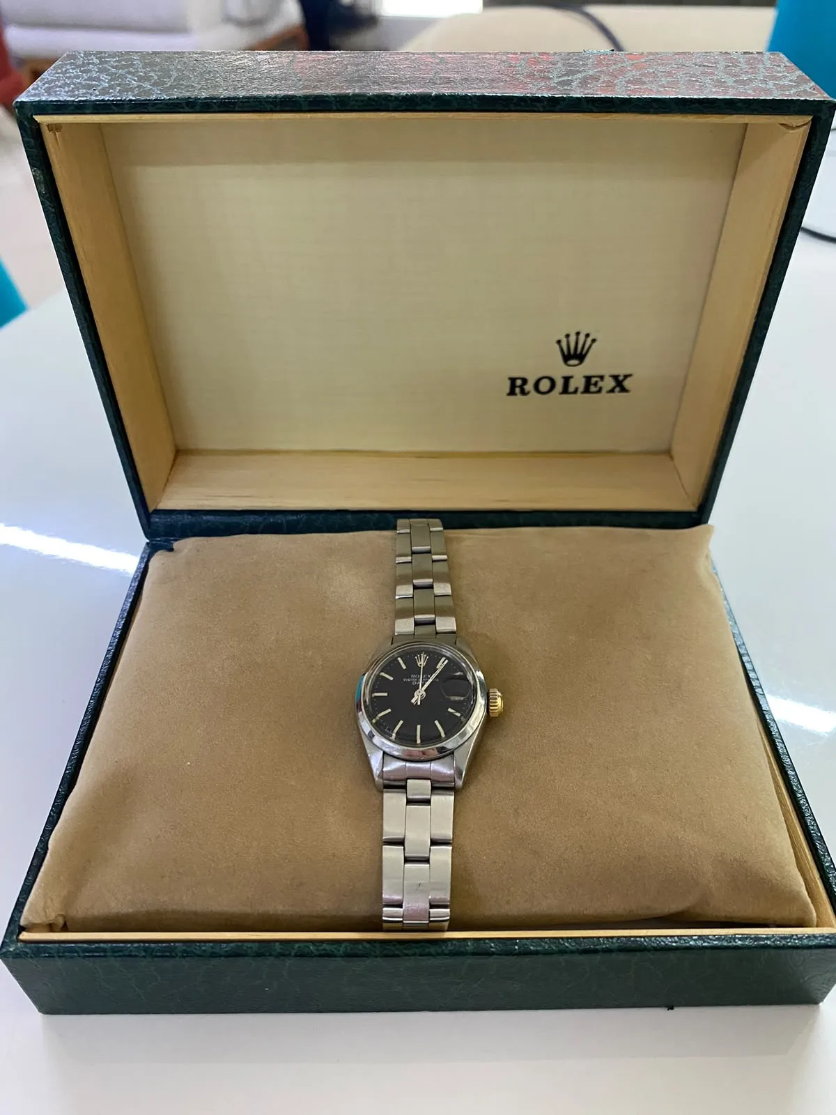 Eski Rolex kutusunda siyah kadranlı vintage Rolex kol saati